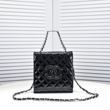 Chanel small fragrant wind Ringer chain small square bag first layer oil wax 3081 size: 20*21cm
